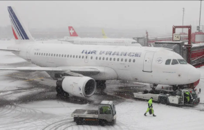 сняг блокира въздушния железопътния автомобилния трафик париж амстердам