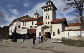 мощите света петка българска освещават мястото клисурския манастир банкя