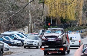 фотосесия засне зловещата гледка колата премазана дърво загина майката две деца снимки