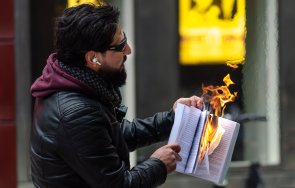 протестиращите иран започнаха палят корана