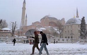 турция хватката сняг студ ураганен вятър