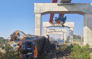 кран падна влак тайланд загинали десетки ранени