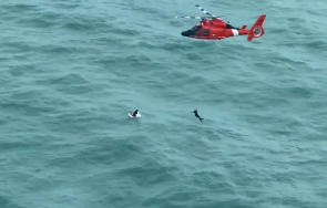 часа водата спасиха сърфист заседнал риф