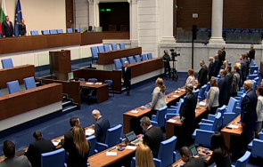 първи скандал парламента новата година костадинов възраждане бойкотираха химна снимки