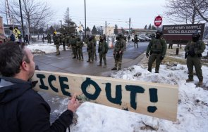 убийството жена имиграционните служби сащ протестите стихват