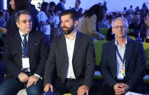 нахлулите политиката заради посредствени хора превърнаха бич нея заплаха демокрацията