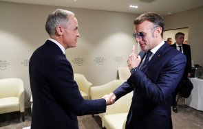 макрон носи слънчеви очила закрито форума давос