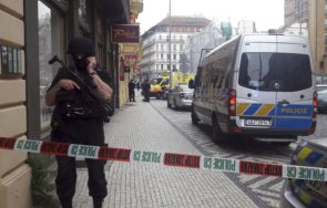 стрелба община чехия жена стрелецът загинаха четирима ранени включително полицай