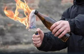 пироман запали къщата възрастна жена коктейл молотов