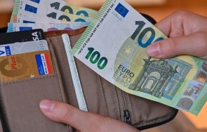 млад мъж плати сметката вода фалшиви 100 евро