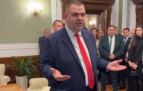 пеевски посрещна музея сглобката група ученици млади хора управлението подкрепихме приходите млрд повече ппдб грабеж видео