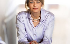 срамота деси радева обикаля мрежата черна дантела сутиен снимка