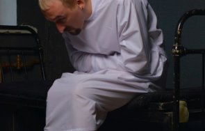 нечовешки условия усмирителни ризи ритници удари палки социални институции