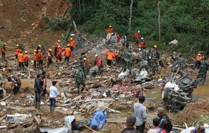 свлачище индонезия взе жертви издирват изчезнали хора