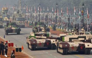 пти индия демонстрира военната мощ военен парад