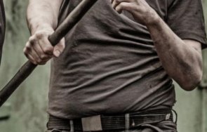 мъж перник преби племенника метална тръба