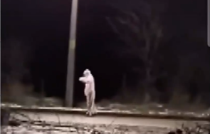 призрак пътя младеж стряска шофьори чаршаф скафандър приятелите замерят колите камъни