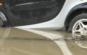 теч питейна вода наводни десетки коли столичния квартал лагера