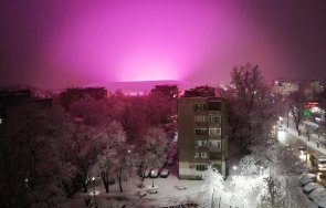 необичайно розово небе пловдив стои ефекта наподобяващ полярното сияние