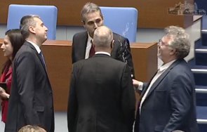 грозни сцени манол пейков изтрещя заля вода квестор изгониха залата видео