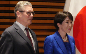 британският премиер киър стармър кацна токио