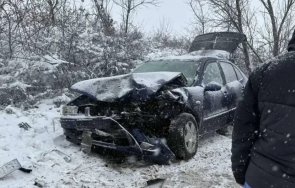 трима души ранени тежка катастрофа враца