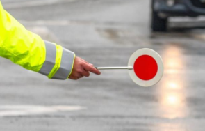 възрастен шофьор блъсна полицай опит избегне проверка