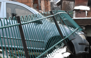 паркиран автомобил потегли сам кацна хора съседен двор