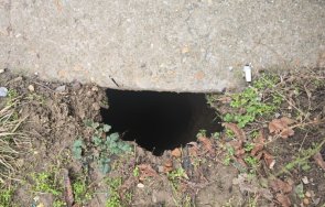 дълбока необезопасена дупка зейна детска площадка плевен