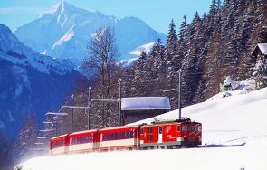 лавина дерайлира пътнически влак швейцария