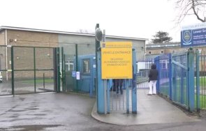 годишно момче опитa убие две деца училище лондон