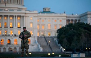 мъж насочи капитолия заредена пушка тактическа жилетка