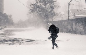 букурещ сняг отменени полети хаос градския транспорт