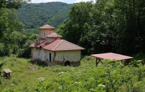 животът манастир трън завръща пари европа