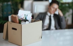 компания уволни награждаван служител работил минути ден осъди 118 000 евро