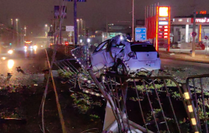 тежка катастрофа русе автомобил заби стълб