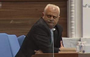 гърми скандал емил дечев оставил годишната дъщеря сама етаж отиде ресторанта майката подавала иск ограничаване родителските права