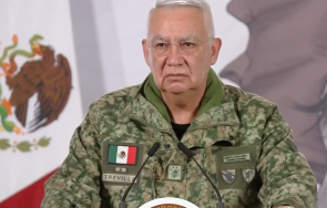 министърът отбраната мексико сдържа сълзите време пресконференция