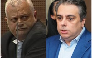 скандално крият кокорчо инструктира вътрешния министър дечев коридорите парламента снимки