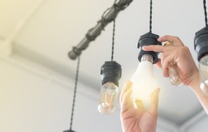 самозадоволяване пенсионер сам прави тока