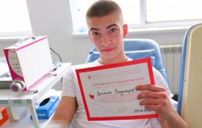 момче ударено волтова дъга дари кръв