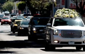 погребаха златен ковчег наркобарона менчо