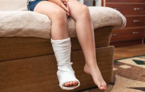 спешна помощ разлог шинира крака годишно дете картон кутия пица снимки