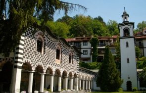 влага съсипва църковни стенописи катедралата благоевград