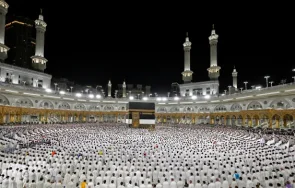 тридневно поклонение тленните останки аятолах хаменей започва вечер техеран