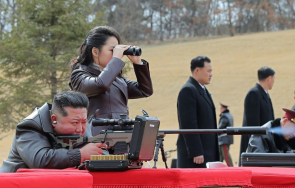 ким чен тества пистолети заедно дъщеря фабрика боеприпаси