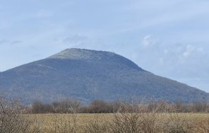 похвално градят военен паметник подножието връх връшка чука