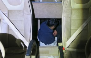 граничари заловиха нелегални мигранти тайник микробус