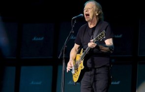 китаристът стиви йънг приет болница