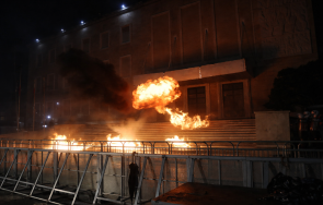 коктейли молотов пиратки летяха сградите институции тирана